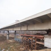 Металу достатньо: на новому мосту на Пасічну активно тривають монтажні роботи