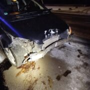 Нетвереза водійка Mercedes-Benz в’їхала в огороджувальні стовпці в Івано-Франківську