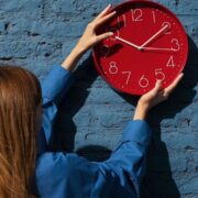 Переведення годинників в Україні на літній час: назвали дату