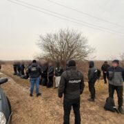 Поблизу кордону з Угорщиною затримали 16 чоловіків призовного віку та двох переправників