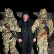 Прикордонники врятували чоловіка, який дві доби блукав лісом та тікав від вовків