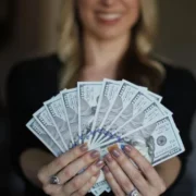 Долар крутить, а євро продовжує рости: Нацбанк змінив курс валют