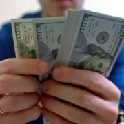 Хто назбирав хоч трохи доларів: вже скоро на них буде така ціна – радіти чи плакати