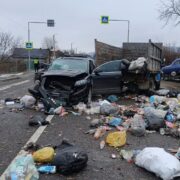 На Львівщині прикарпатець зіткнувся зі сміттєвозом. ФОТО