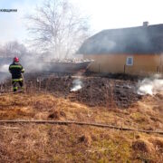 На місці спалювання сухої трави на Прикарпатті виявили тіло 85-річної жінки