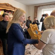 Прийомна родина зі Слов’янська оселилася в комфортному будинку у Франківську. ФОТО