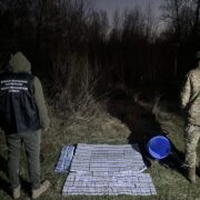 Прикордонники спіймали в річці бочку з сигаретами