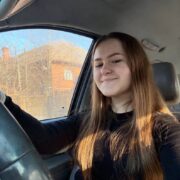 Студентка з Франківська зібрала гроші на авто та відвезла його на фронт