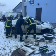 У Делятині водій в’їхав в огорожу: рятувальники деблокували постраждалого