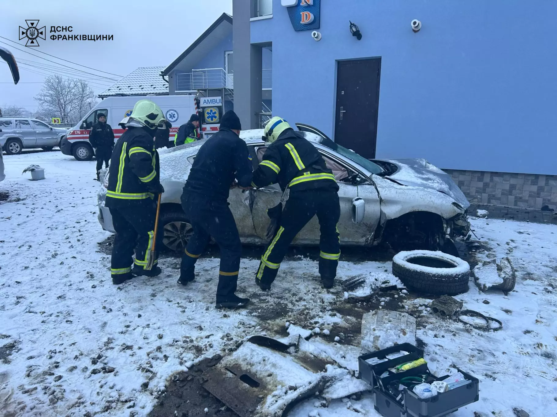 У Делятині водій в’їхав в огорожу: рятувальники деблокували постраждалого