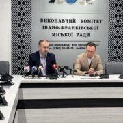 У Франківську замінять вікна на сходових у будинках, де проживають Захисники та Захисниці