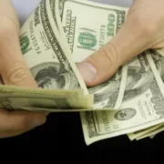 У кого ще залишилися долари, перевірте: такі гроші конфіскують і віддадуть до Нацбанку