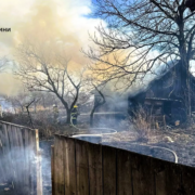 У місті Надвірна через пожежу сухої трави зайнялася будівля