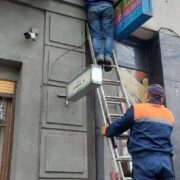 Більше не буде “російської бані”: у Франківську демонтували рекламні конструкції