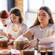 Франківські студенти спекли паски для військових та для жінок у складних життєвих обставинах