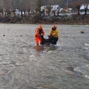 На Верховинщині з річки дістали тіло чоловіка