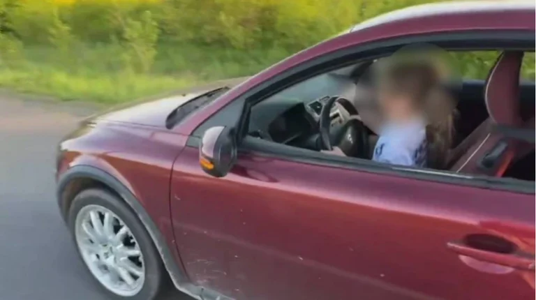 На Львівщині батько посадив за кермо малолітню доньку: його притягнули до відповідальності