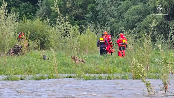На Прикарпатті рятувальники визволили чоловіка, якого течія заблокувала посеред річки Прут