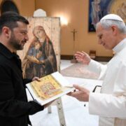 Символ болю й надії: Зеленський подарував Папі Римському ікону, написану на ящику з-під артилерії