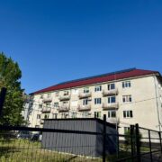 У Калуші встановили сонячні панелі на даху дитячої поліклініки