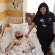 Вийшов із коми та показує знак перемоги: історія сили, віри й кохання