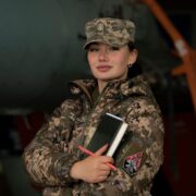 Як дівчина-військова ремонтує МіГи
