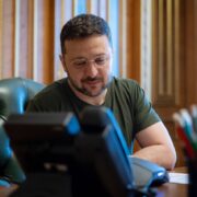 Зеленський уперше поговорив з новим Папою Римським та запросив його до України